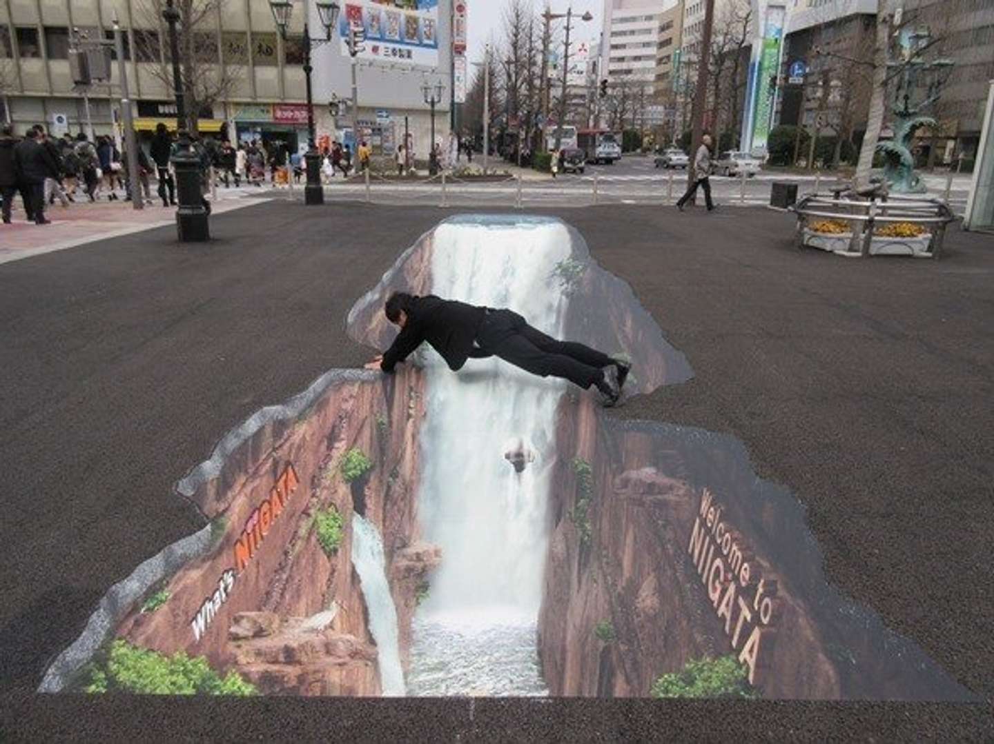 新潟駅に3dの 滝 が さっそく写真撮って遊ぶ人が続出中 全文表示 Jタウンネット