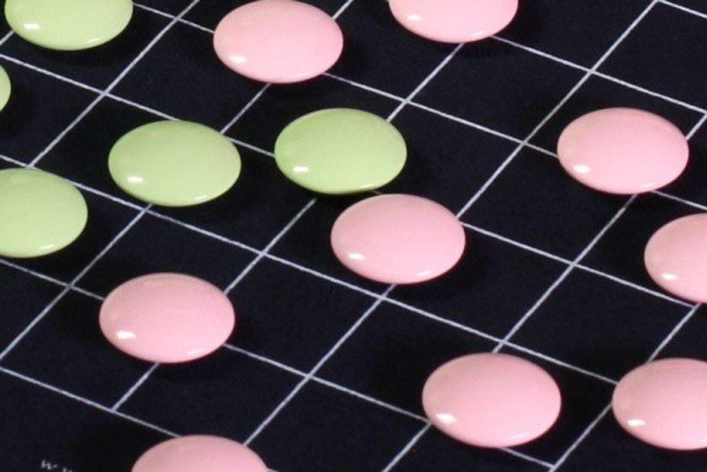 囲碁の常識破った？老舗が作る「カラー碁石」 ピンクと緑の2色