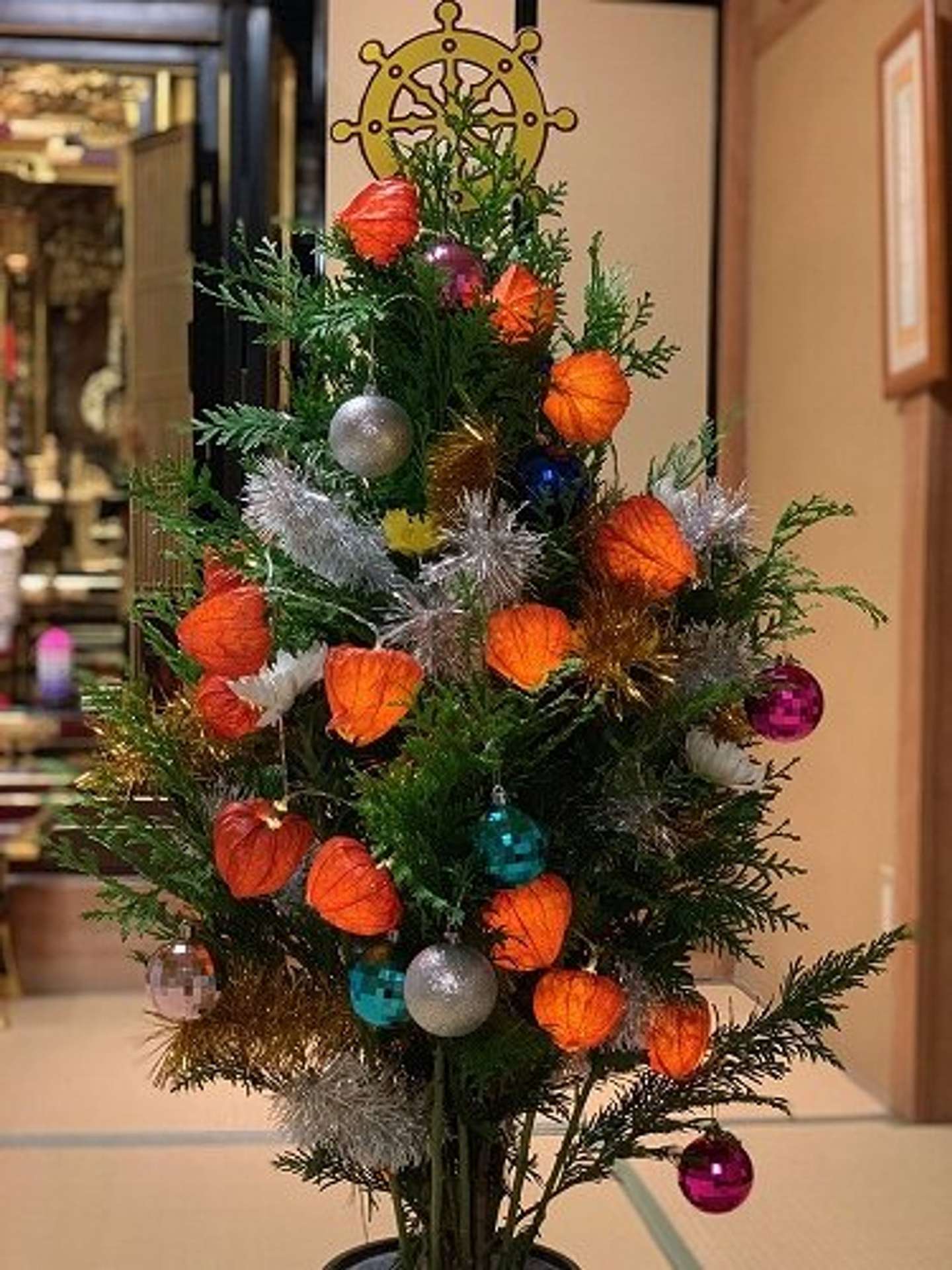 仏花でつくる 極楽宝樹 がアレにそっくり 住職は クリスマスとは無関係 と言うけれど 全文表示 Jタウンネット