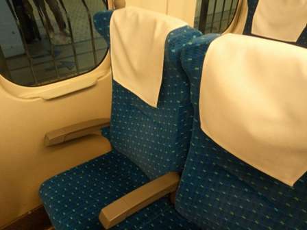 「私の指定席に土足で立つ男の子。退いてほしくて声をかけたら、その子の親がまさかの一言を...」(静岡県・50代女性)