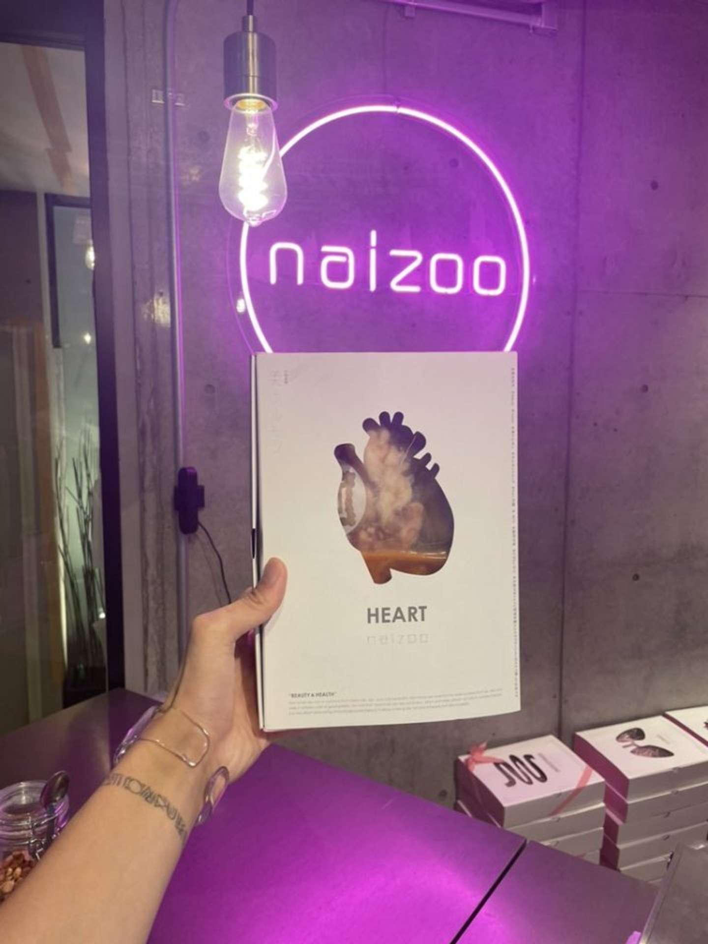 品物を入れる箱には、臓器の形がモチーフになった穴が空いている