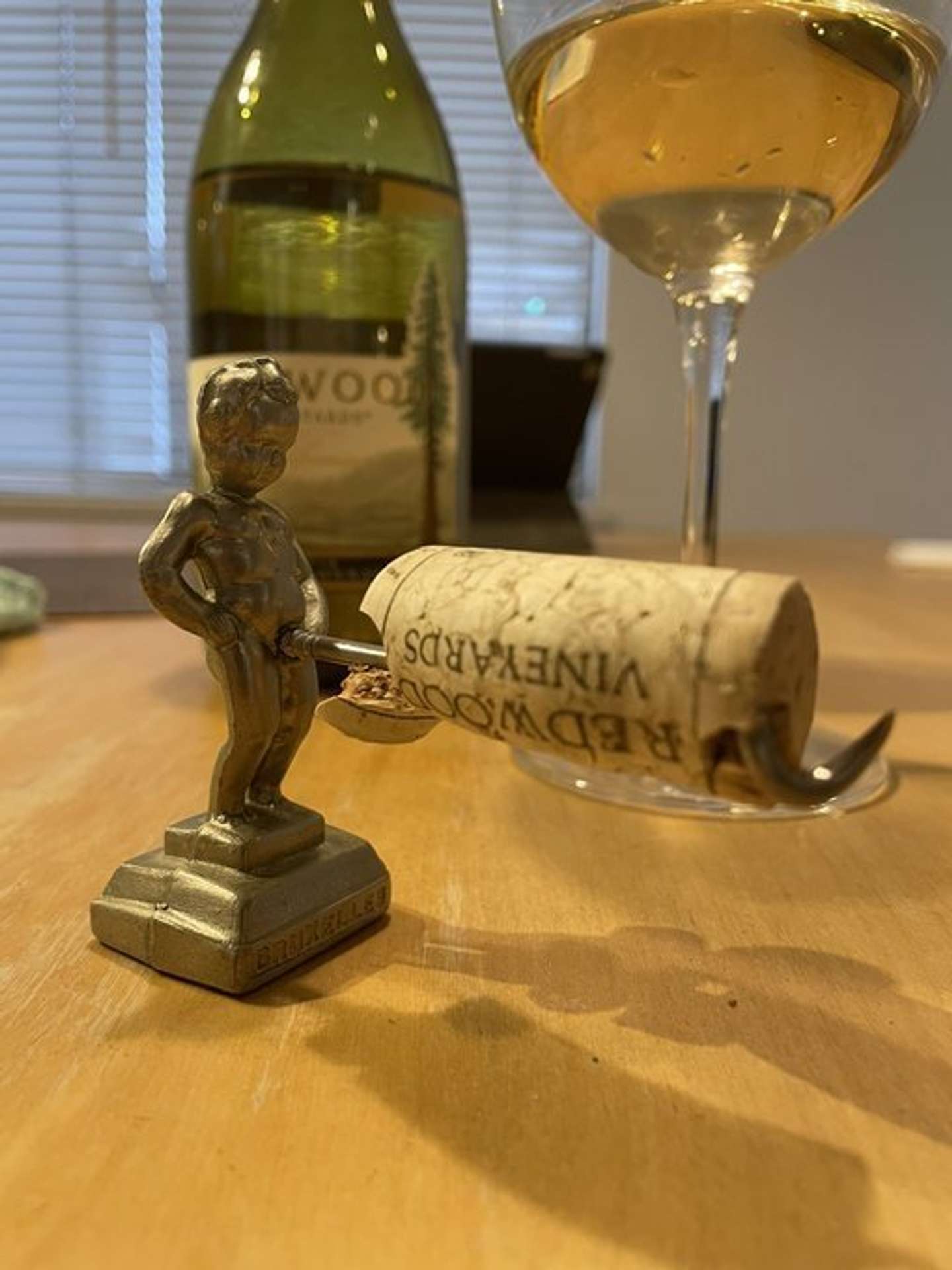 コルクを外そうとするも...。