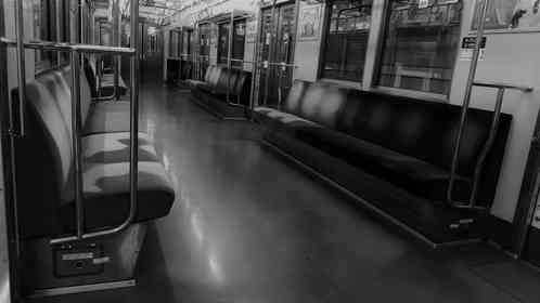 「混みあった地下鉄で、学生たちが揚げ物を取り出した。しかも立ったまま、ソースまでかけ始め...」(東京都・40代女性)