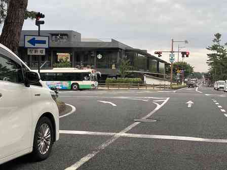 奈良県庁前の交差点で、非地元民がクラクションを鳴らされがちな理由