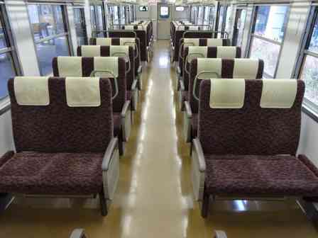 「電車で座ろうとすると、おばさんが私の腰を押さえて妨害。隣の席も空いてるのに『私が取ったの!』」(東京都・20代女性)