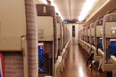 「新幹線の中で体調が悪化。満員で空席もなく、通路に座り込んだ私におじいさんが...」（愛知県・20代女性）