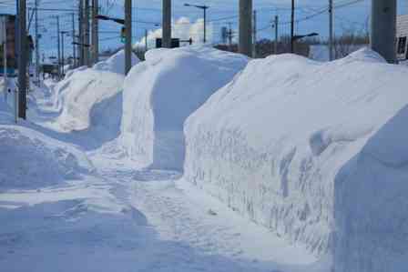 「除雪しても除雪しても、車庫前にうずたかく積まれる雪。向かいの家の窓からは、老婆がジッとこちらを見ていて...」(新潟県・60代男性)