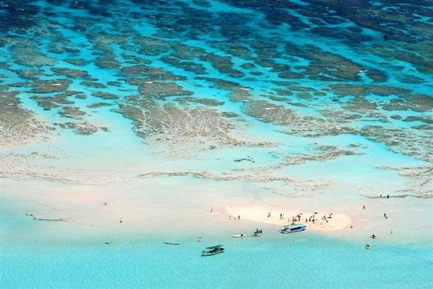 干潮時にだけ訪れることができる百合ヶ浜（画像は与論島観光協会公式サイトより）