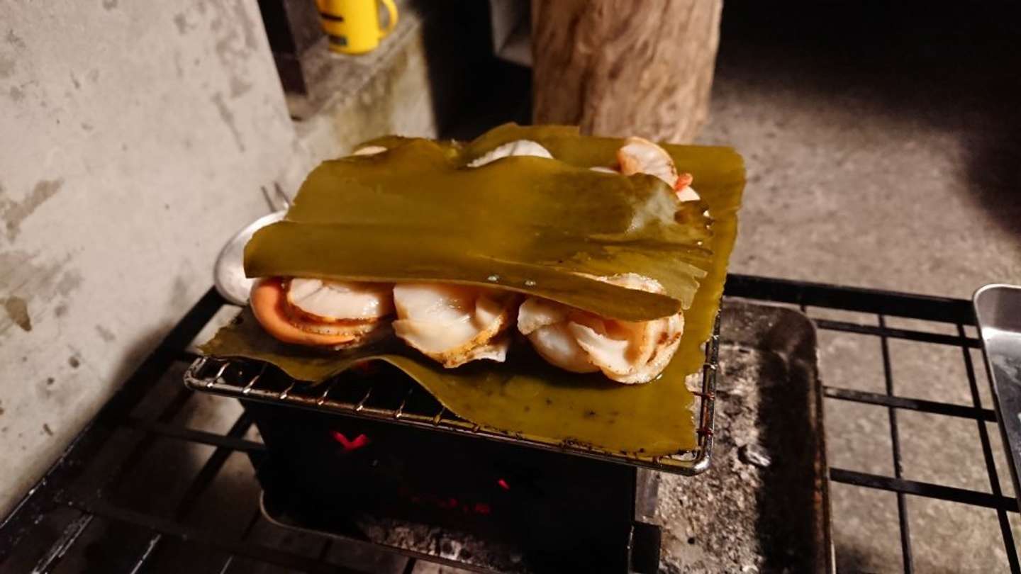 ホタテを昆布で挟んで焼くだと!(画像はゆう(@x24bit)さんから)