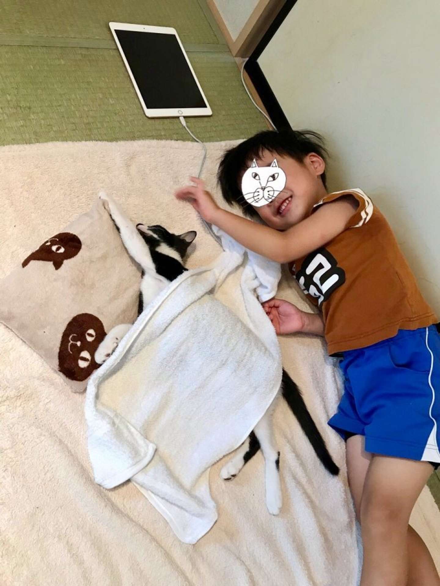 そのまま添い寝する息子くん。おにぎりも寝ている