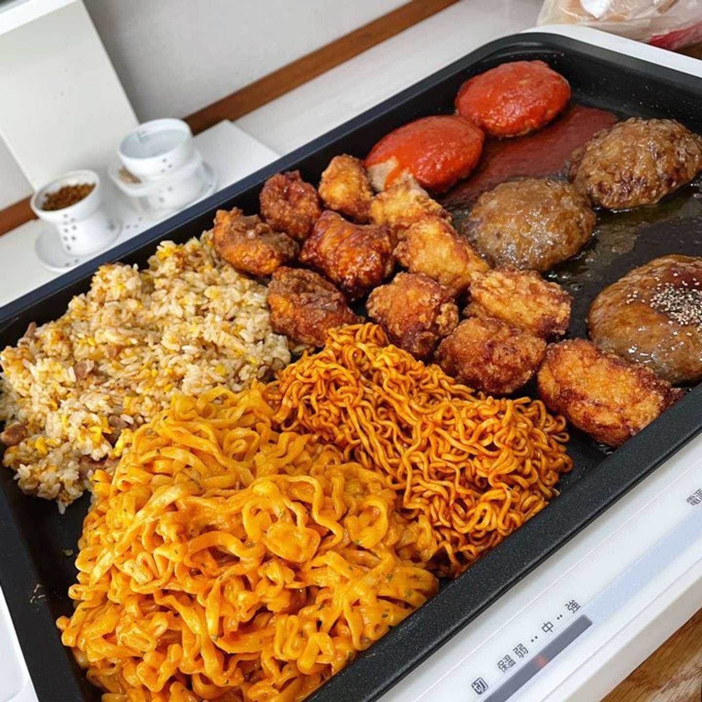 写真は再掲。ちなみに画面左下に赤茶色の麺類は、韓国料理「ブルダック」。辛い焼きそばのような食べ物