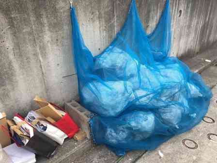 「近所の主婦たちに囲まれて、ゴミの捨て方を責められた。回収業者は問題ないと言っているのに...」(神奈川県・40代男性)