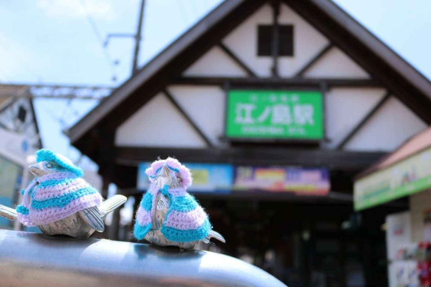 駅でお出迎え(画像は江ノ電沿線新聞社提供)