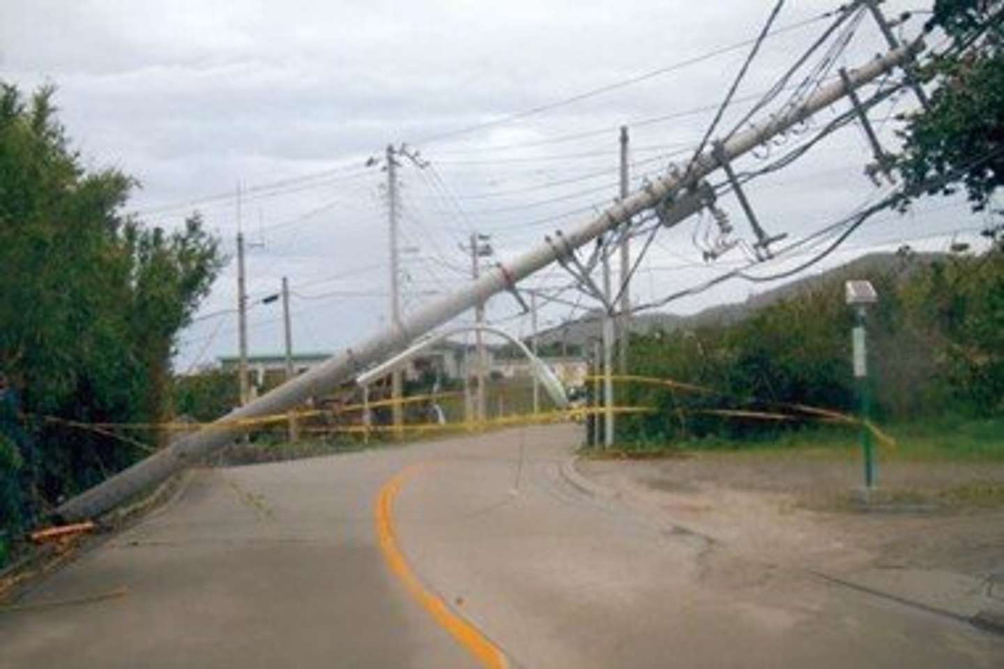 台風で電柱が倒れた様子（出典：東京都無電柱化計画（改定）～電柱のない安全・安心な東京へ～）