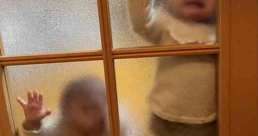 「お母さんが、消えちゃった！」 ガラス戸×絶望する双子＝胸がギュンってなるほど愛しい