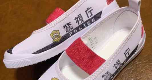 保育園へ、いざ出動！　2歳児の上履きをマンガ家が「パトカー化」→製品レベルのクオリティに大反響