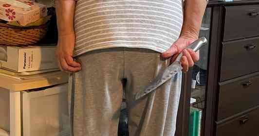 その後ろ姿、歴戦の暗殺者 「ハムスターを可愛がりにきたおばあちゃん」にネット民どよめく