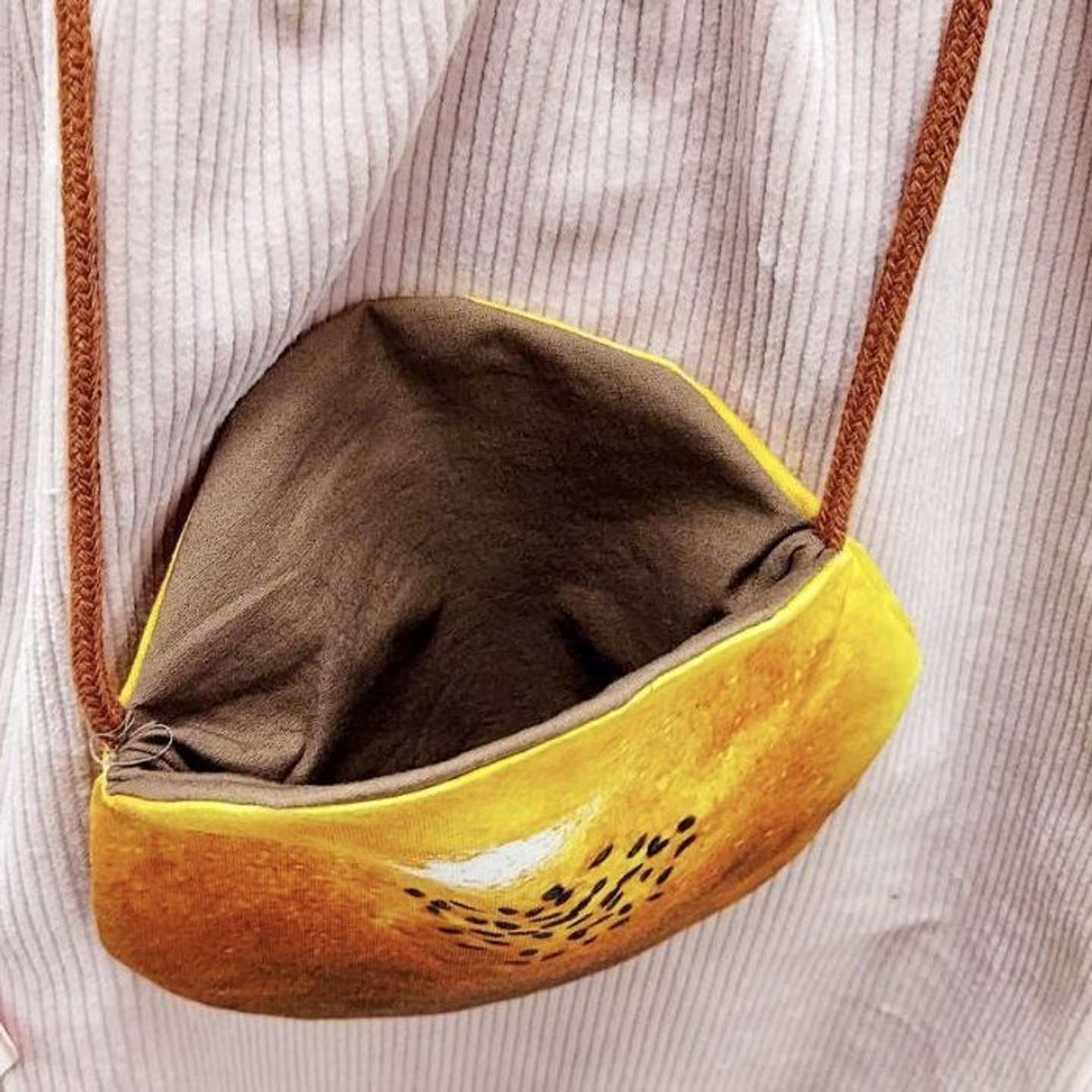 中はあんこ色（画像は大塚屋公式アカウントより）