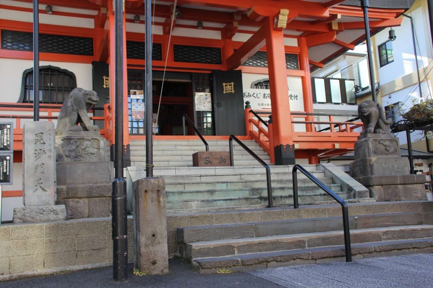 本堂前に対の虎が(画像が編集部撮影)