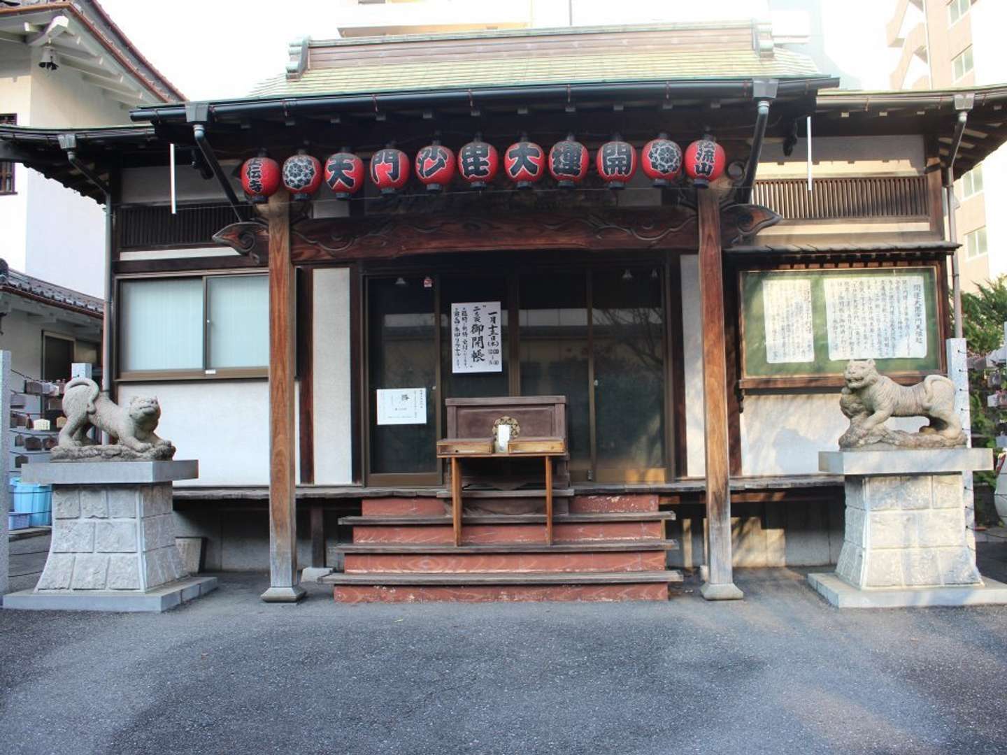 毘沙門堂前に対の虎(画像は編集部撮影)