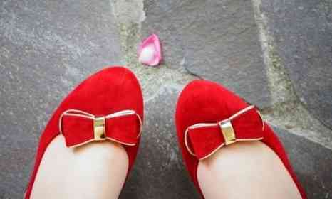 「真っ赤なヒールを履いてデートへ向かった私。派手すぎる？後悔していると、見知らぬおばあさんが足元を指差して...」（千葉県・20代女性）