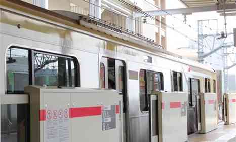 「駅で不審な男に絡まれ、車内に逃げた娘と私。ホッとしたのも束の間、今度は閉まった扉をドンドンと叩いてきて...」（大阪府・30代女性）