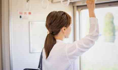 「電車で隣の男性が私に肘打ち?最初は偶然かと思ったけど、目を向けたらニヤリと笑っていて...」(大阪府・30代女性)