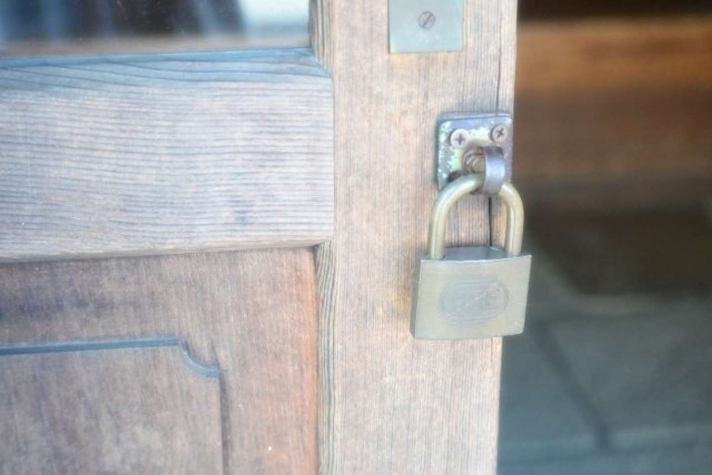 もつ鍋屋さんの戸が開いている！（画像はイメージ）