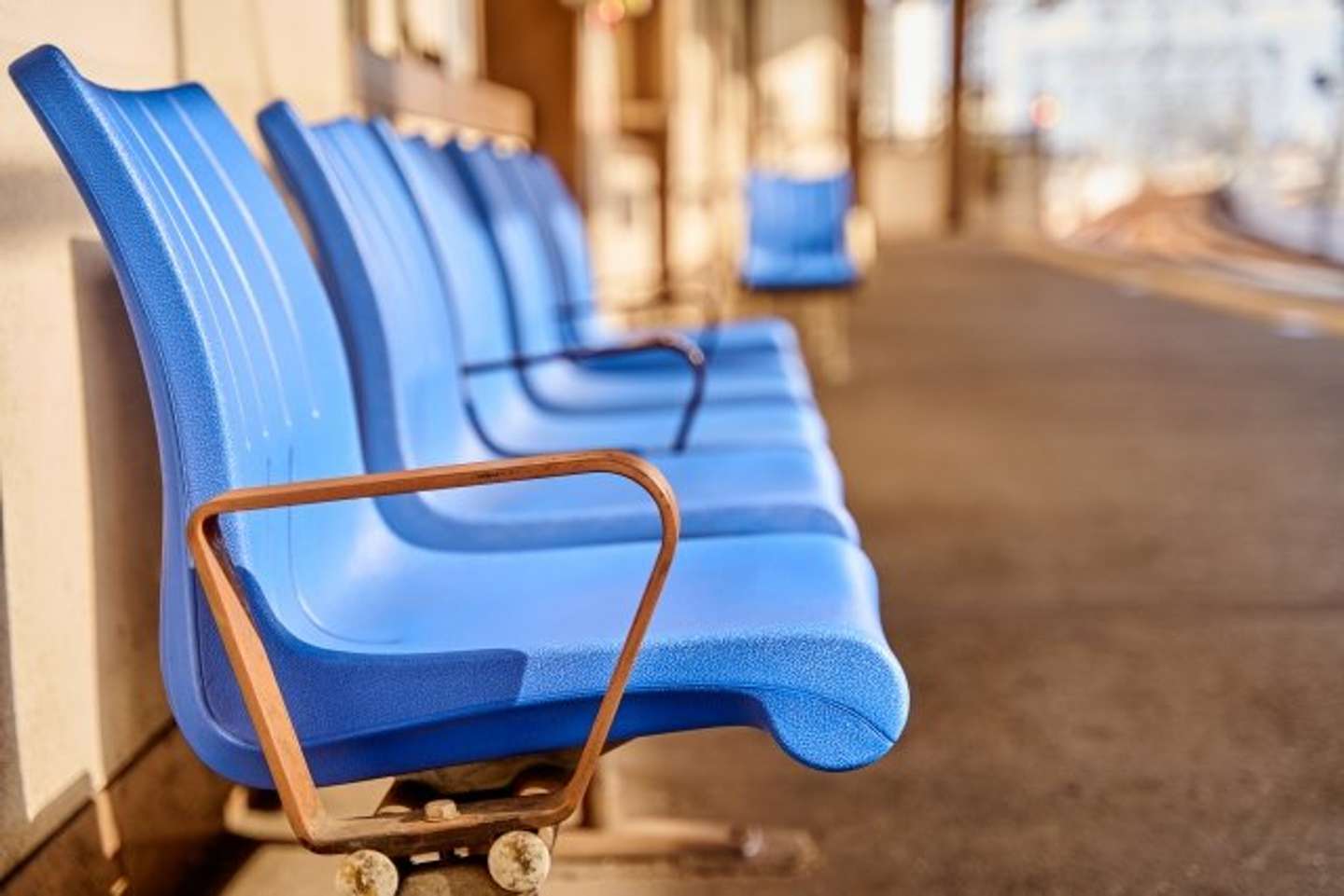 ホームのベンチで休むことに（画像はイメージ）