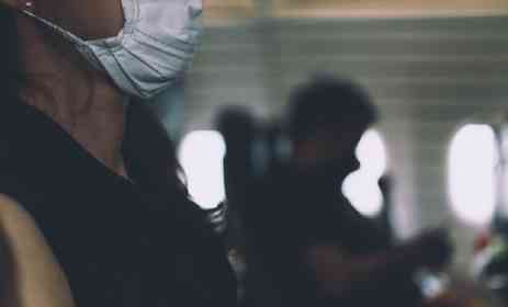 「飛行機の中で0歳の娘が泣き続けて1時間。周りに申し訳なくて俯いていたら、乗客の女性が大きな声で...」（東京都・40代女性）