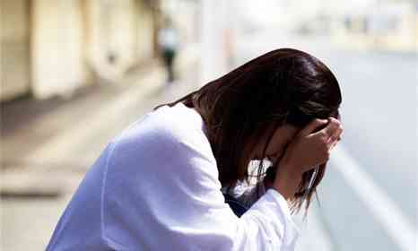 「通学中に貧血を起こし、路上に座り込んだ私。気を失いかけながら上を向くと、見知らぬ男の人がいて...」(群馬県・60代女性)