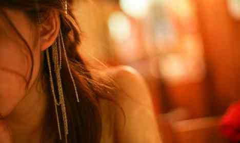 「キャバクラの仕事後、酔って電車で立てなくなった。その場にしゃがみ込む私に、乗客のおばあさんが...」（埼玉県・20代女性）