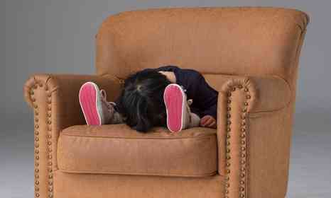 どうしてこうなった　写真館でまさかのポーズを見せた1歳児に反響「もはや芸術作品ですよ！」