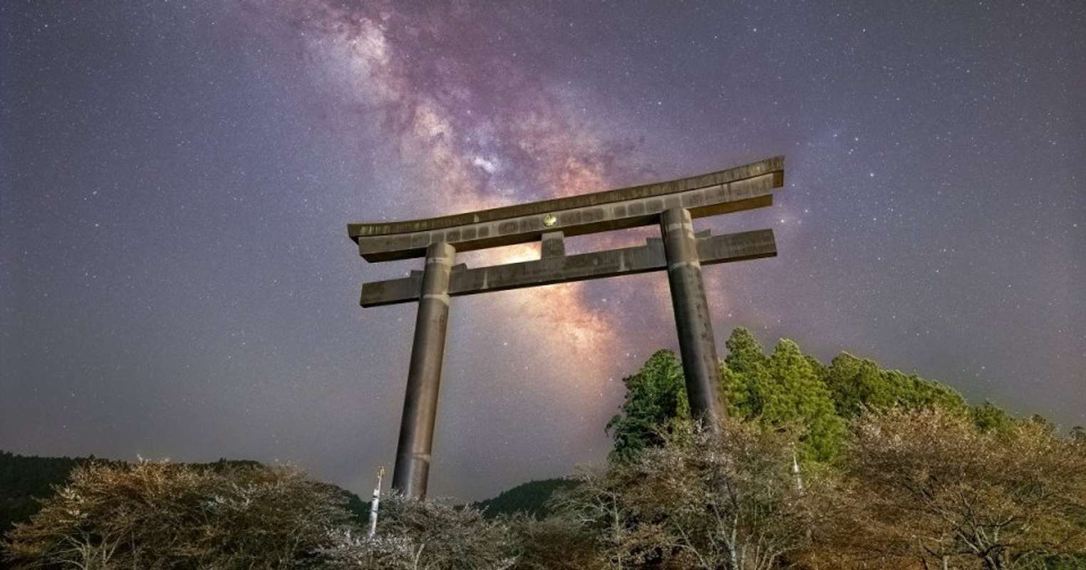 神様が降臨しそう... 天の川に貫かれた「日本一の鳥居」が力強い｜Jタウンネット
