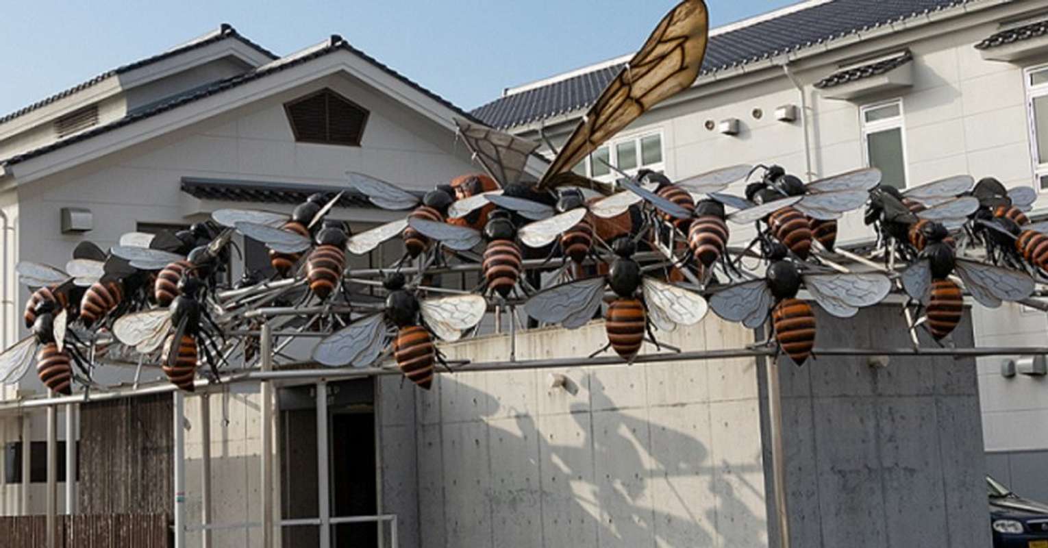 怖くて入れない」「トラウマになるわ」 山田養蜂場のお店の上で「熱殺