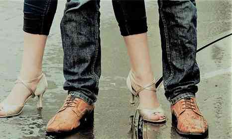 「品川駅の混雑の中、大きな荷物を抱えて立ち止まった私。後ろから、派手な見た目のカップルが...」(東京都・40代女性)