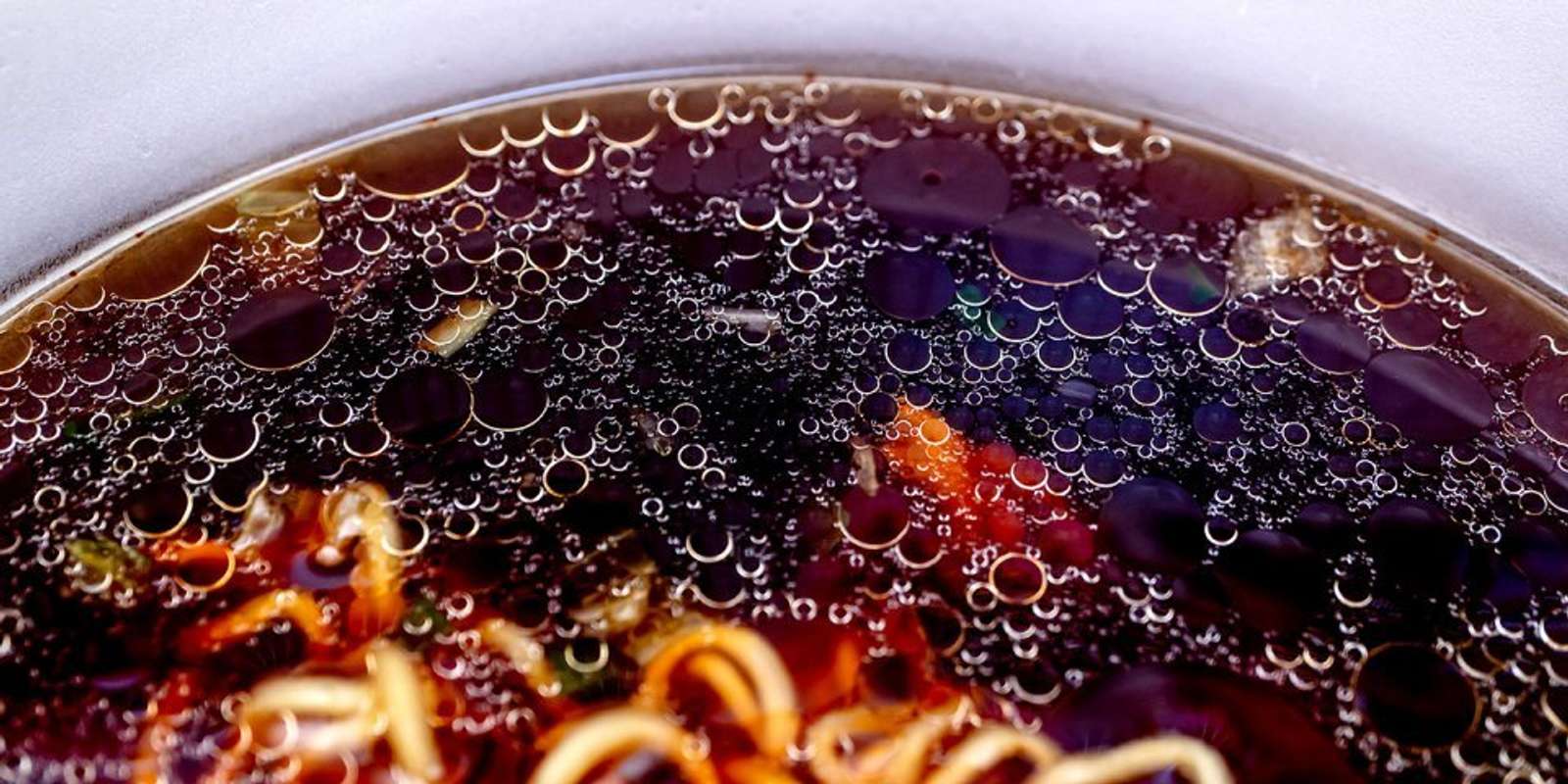 スープ表面に浮く油脂がキラキラ