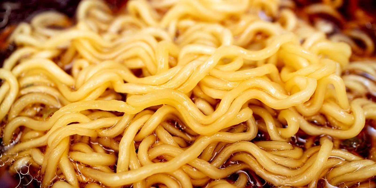 中細でかため食感のノンフライ麺