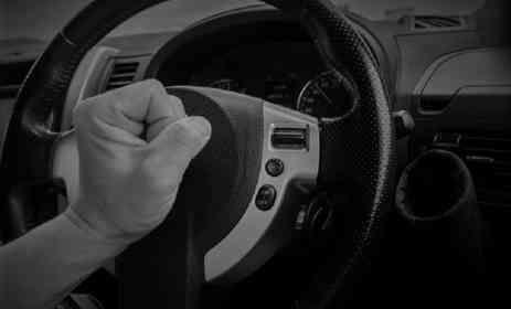 「子供を乗せて運転中、後続のリーゼント男からクラクション。怖くて無視していたら、信号待ち中に窓を叩かれ...」（三重県・50代女性）