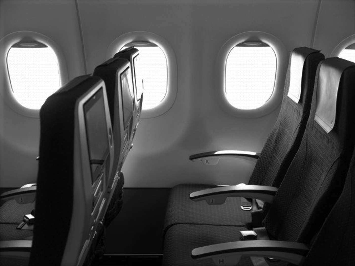 地元へ帰る飛行機の中で...(画像はイメージ)