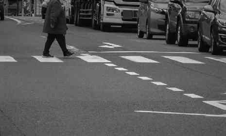 「信号変わりかけの横断歩道を、ゆっくり渡るおばあさん。車道の改造バイク乗りが、空吹かしのあと彼女に近付き...」(新潟県・50代男性)