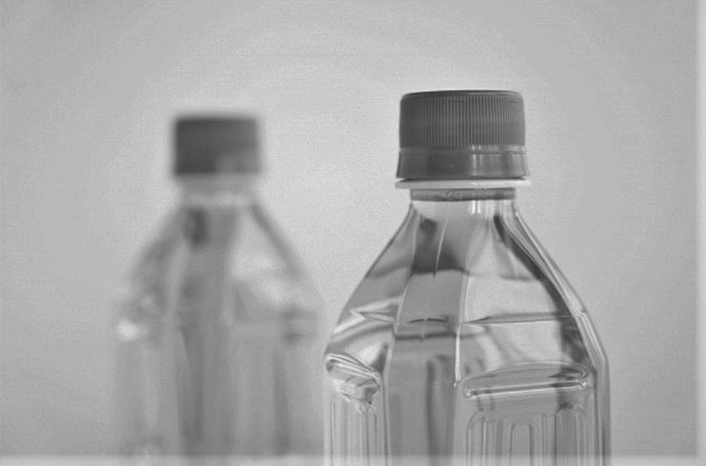 見知らぬ女性がお茶とチョコレートを...（画像はイメ―ジ）