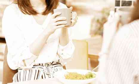 ママ友に誘われお茶に行ったら、始まったのは「勧誘」　30分以上話を聞き続けたところで、奥の席のOLが...