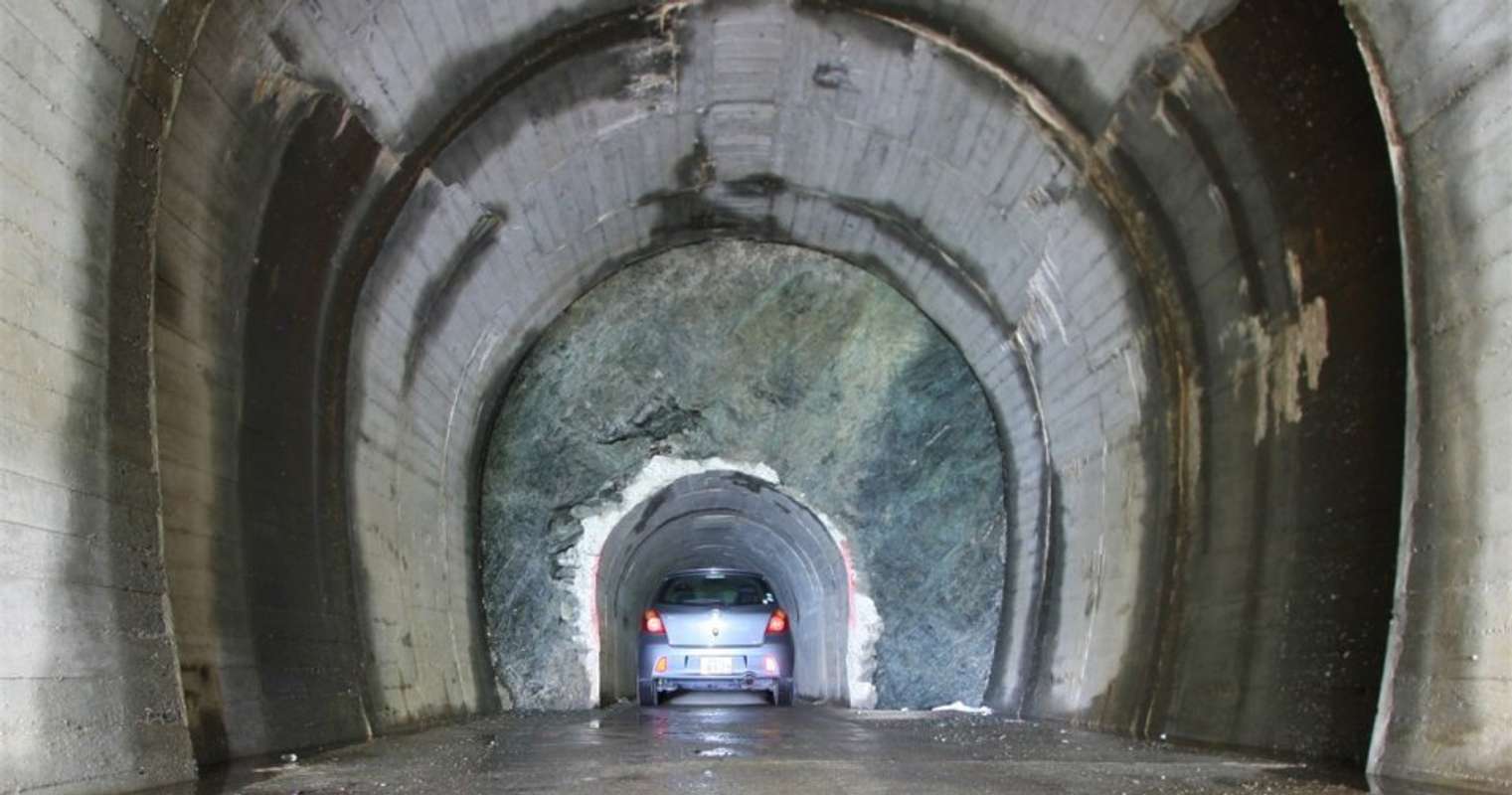 TVで紹介されたトンネル貯蔵 屋久島 無何有 木箱入37度