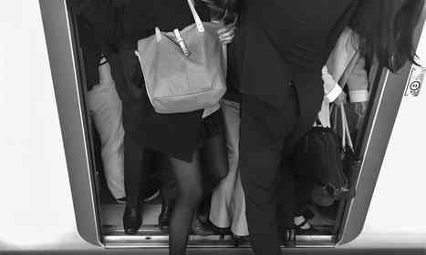 「満員電車からなんとか脱出した私。自力で立つこともできない中、見知らぬ男性が半ば強引に...」（東京都・40代女性）