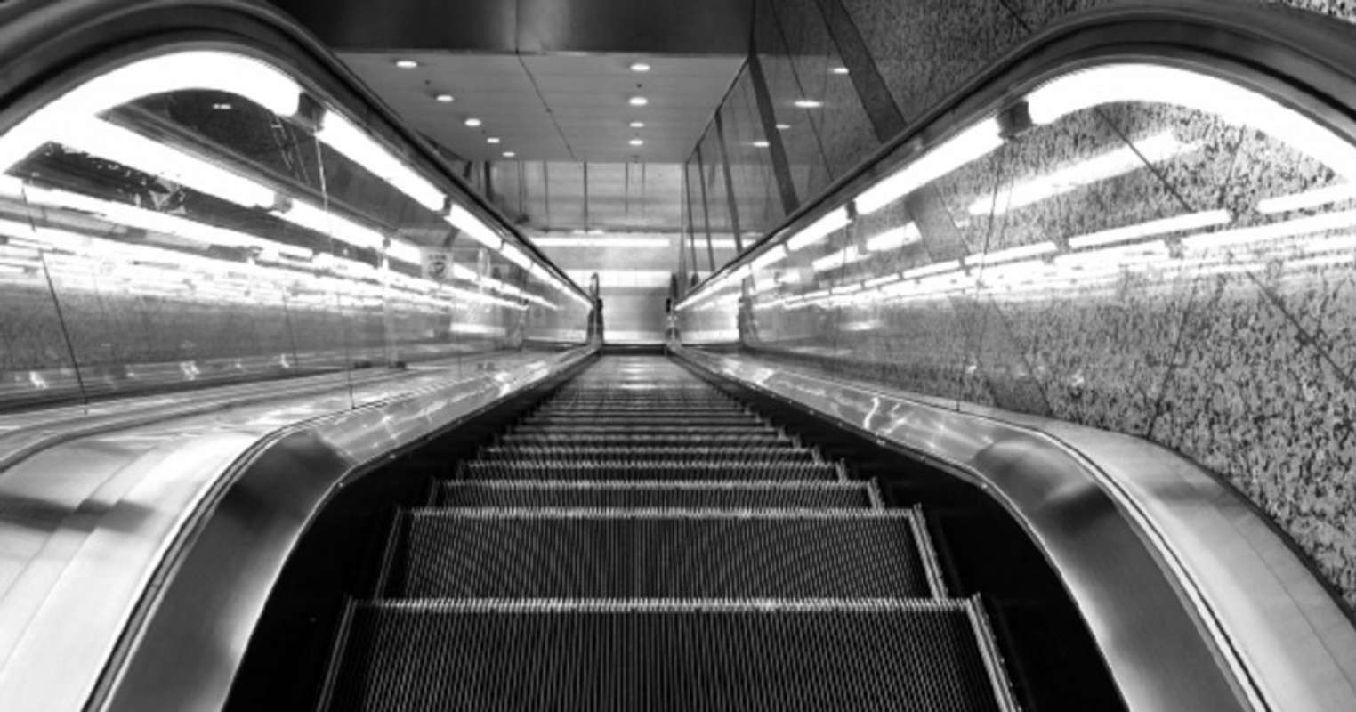 「地下鉄を降りてエスカレーターを上がる私。背後の女性に『外しますね』とズボンの後ろを引っ張られ...」（北海道・50代男性）(全文表示)｜J