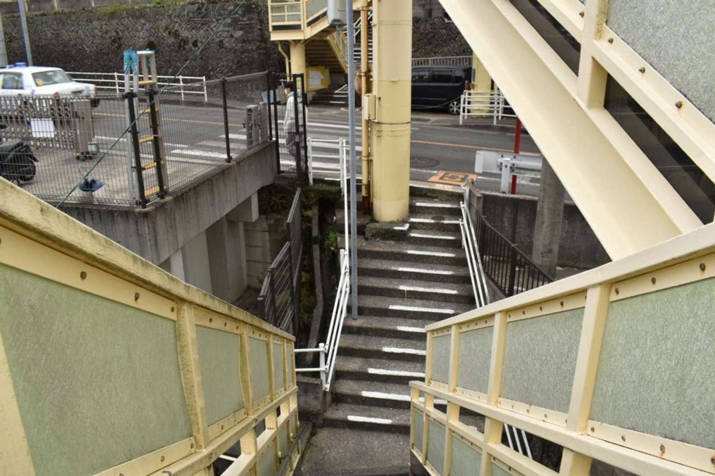 階段の途中に歩道橋の出口がある(画像提供：べーた＠onecuprainさん)