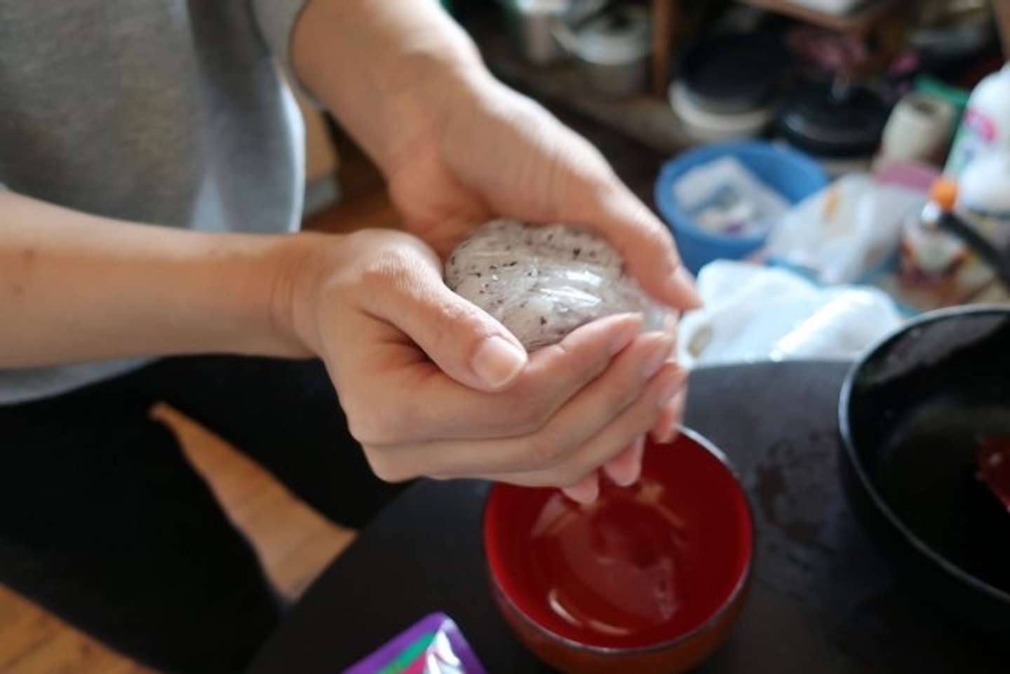 素手で触ったものは危険（画像はイメージ）