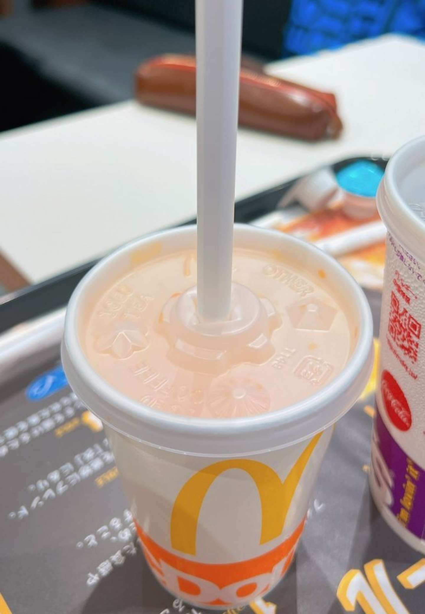 Appleのロゴがなければ紙のストローに見えてしまう(画像はゆき@XiOy2fさんのツイートより。編集部でトリミング)