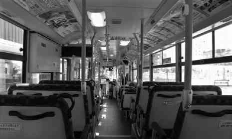 「2歳の娘をつれ、大荷物で乗った路線バス。降りるのに時間がかかってしまった私たちに、不愛想な運転手が...」（千葉県・40代男性）